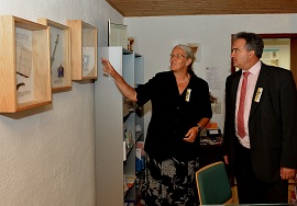 Bundestagsabgeordneter Josef Rief und Charlotte Mayenberger im Gedenkraum Juli 2012